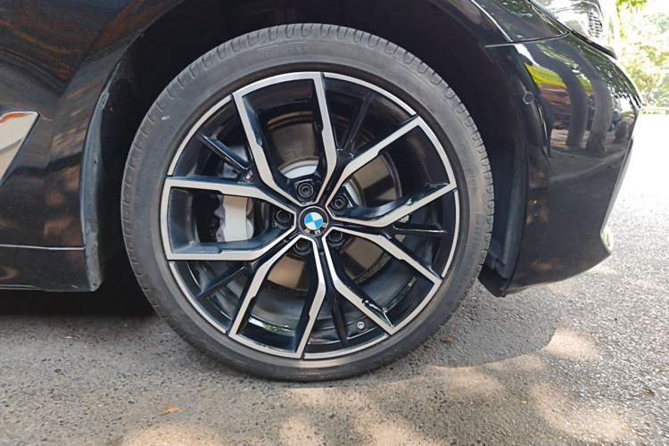 Used BMW 5 Series 2023 530Li Luxury Edition M Sport Package Right Front Wheel Hub