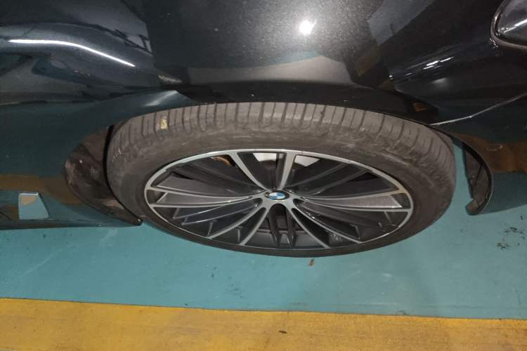 Used BMW 5 Series 2023 530Li Leading Model M Sport Package Right Front Wheel Hub