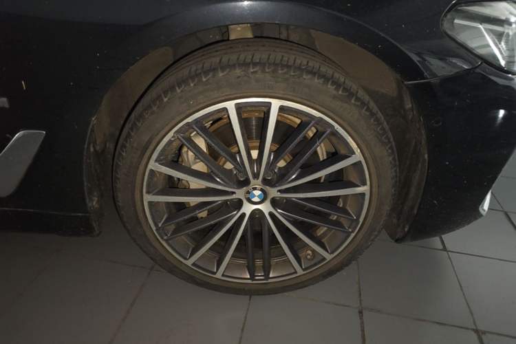 Used BMW 5 Series 2023 530Li Leading Model M Sport Package Right Front Wheel Hub