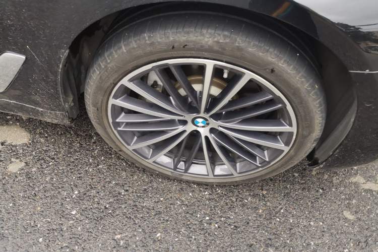 Used BMW 5 Series 2023 530Li Leading Model M Sport Package Right Front Wheel Hub