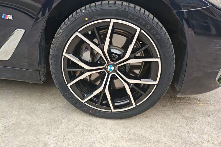 Used BMW 5 Series 2023 Restyled 530Li Luxury Edition M Sport Package Right Front Wheel Hub