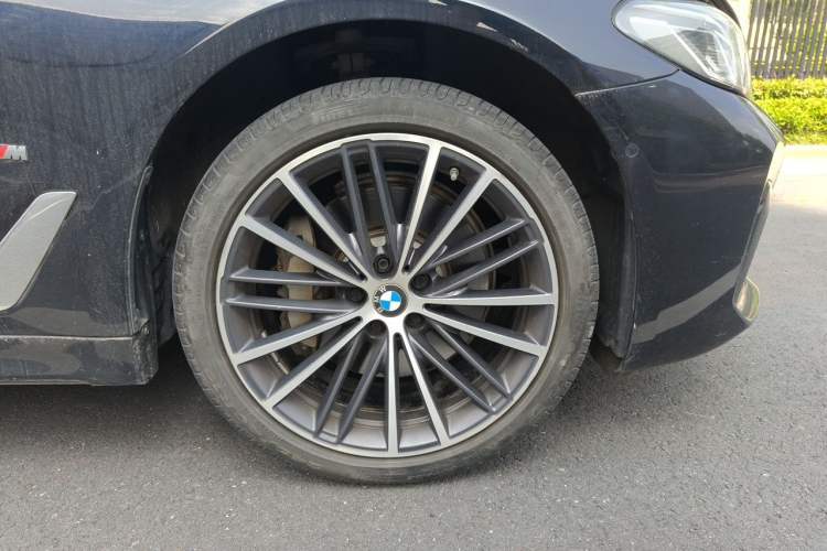 Used BMW 5 Series 2023 530Li Leading Model M Sport Package Right Front Wheel Hub