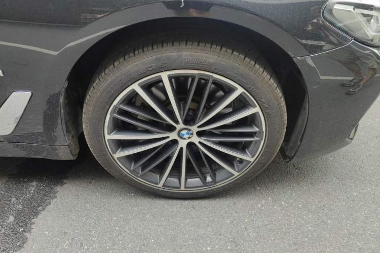 Used BMW 5 Series 2023 530Li Leading Model M Sport Package Right Front Wheel Hub