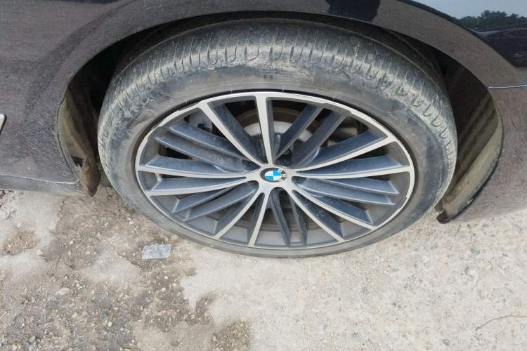 Used BMW 5 Series 2023 530Li Leading Model M Sport Package Right Front Wheel Hub
