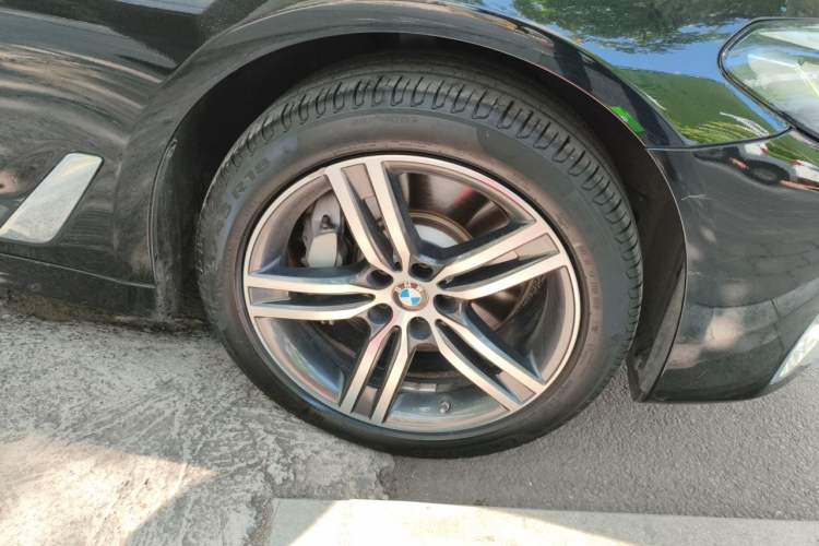 Used BMW 5 Series 2023 530Li Leading Edition Luxury Package Right Front Wheel Hub