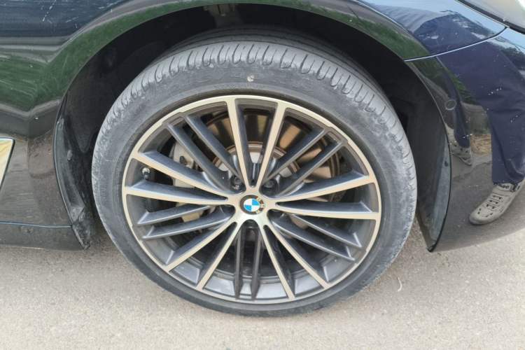 Used BMW 5 Series 2023 Restyled 530Li Leading Edition M Sport Package Right Front Wheel Hub