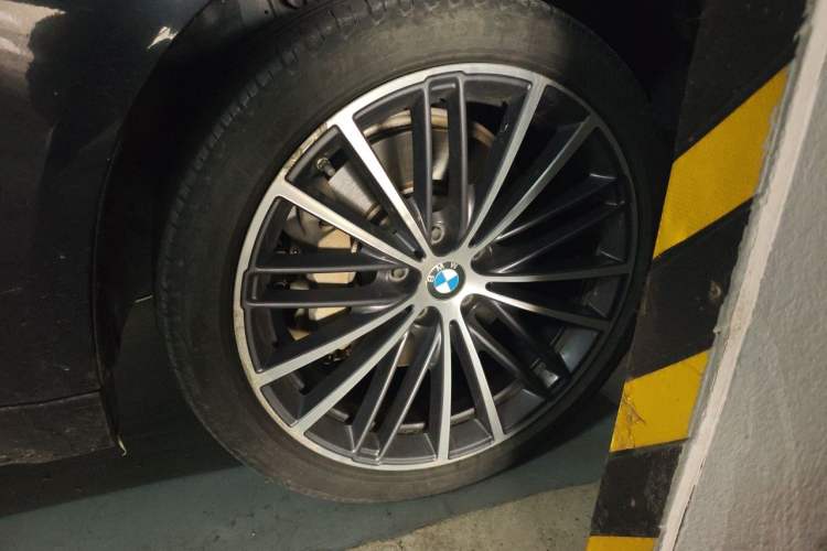 Used BMW 5 Series 2023 530Li Leading Model M Sport Package Right Front Wheel Hub