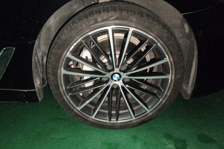Used BMW 5 Series 2023 530Li Leading Model M Sport Package Right Front Wheel Hub