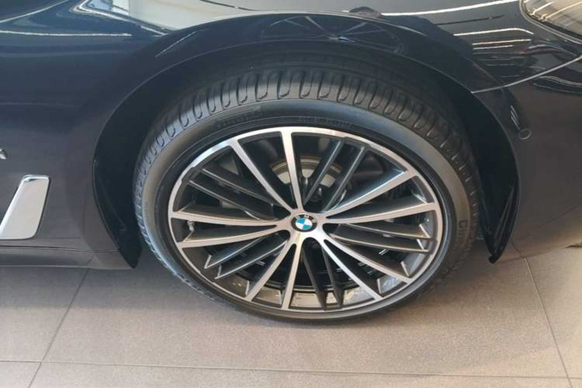 Used BMW 5 Series 2023 530Li Leading Model M Sport Package Right Front Wheel Hub