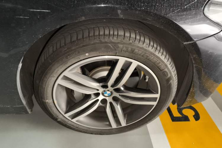 Used BMW 5 Series 2023 530Li Leading Edition Luxury Package Right Front Wheel Hub