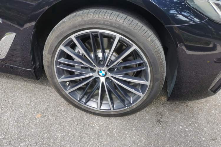 Used BMW 5 Series 2023 530Li Leading Model M Sport Package Right Front Wheel Hub