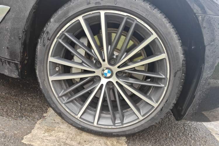 Used BMW 5 Series 2023 530Li Leading Model M Sport Package Right Front Wheel Hub
