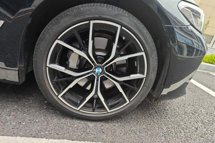 Used BMW 5 Series 2023 530Li Luxury Edition M Sport Package Right Front Wheel Hub