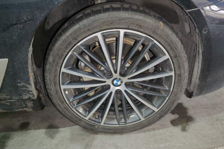 Used BMW 5 Series 2023 Restyled 530Li Leading Edition M Sport Package Right Front Wheel Hub