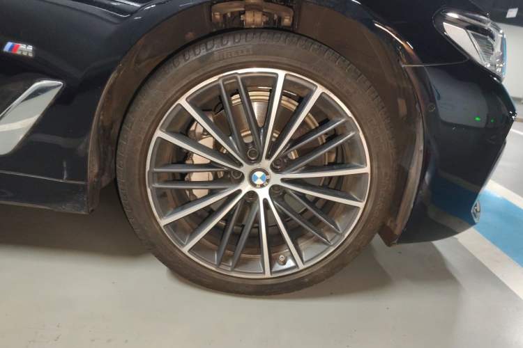 Used BMW 5 Series 2023 530Li Leading Model M Sport Package Right Front Wheel Hub