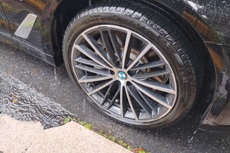 Used BMW 5 Series 2023 530Li Leading Model M Sport Package Right Front Wheel Hub