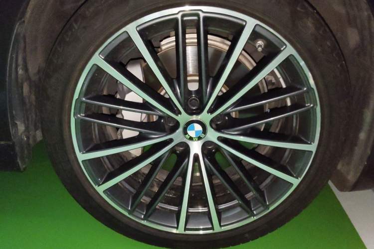 Used BMW 5 Series 2023 530Li Leading Model M Sport Package Right Front Wheel Hub