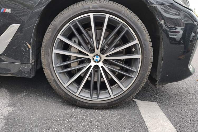 Used BMW 5 Series 2023 530Li Leading Model M Sport Package Right Front Wheel Hub