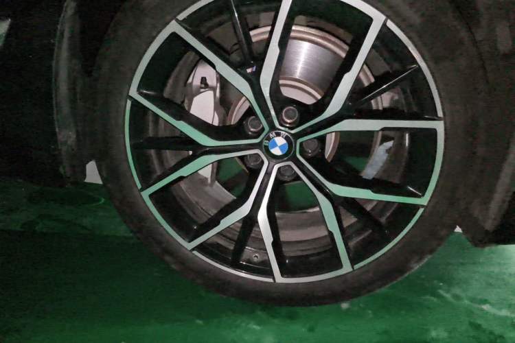 Used BMW 5 Series 2023 530Li Luxury Edition M Sport Package Right Front Wheel Hub