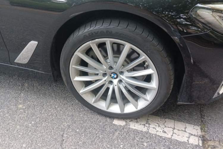 Used BMW 5 Series 2023 530Li xDrive Luxury Package Right Front Wheel Hub
