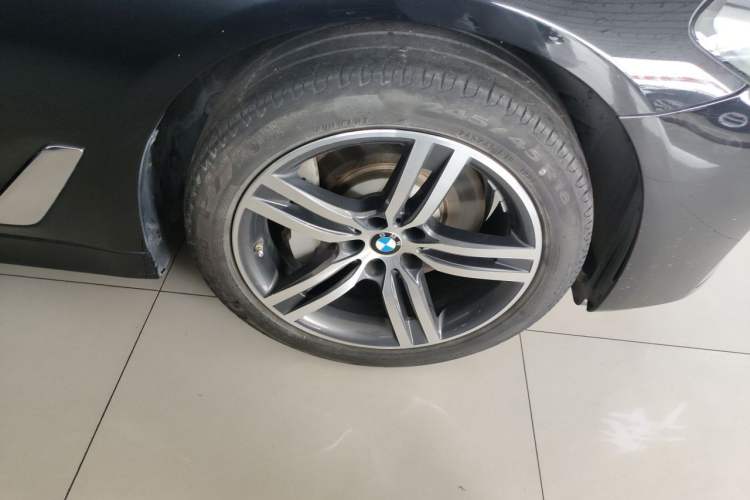 Used BMW 5 Series 2023 530Li Leading Edition Luxury Package Right Front Wheel Hub