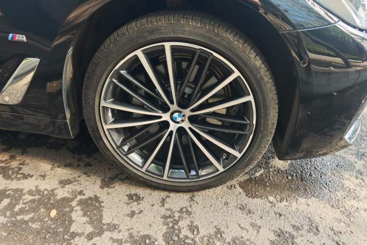 Used BMW 5 Series 2023 Restyled 530Li Leading Edition M Sport Package Right Front Wheel Hub