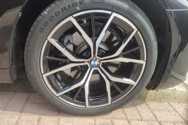 Used BMW 5 Series 2023 Restyled 530Li Luxury Edition M Sport Package Right Front Wheel Hub
