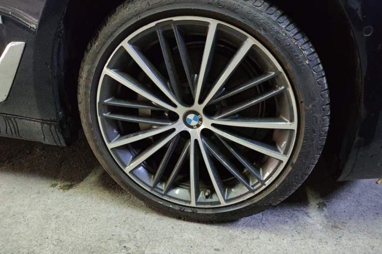 Used BMW 5 Series 2023 530Li Leading Model M Sport Package Right Front Wheel Hub