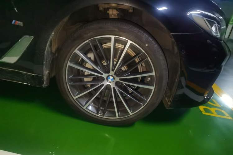 Used BMW 5 Series 2023 Restyled 530Li Leading Edition M Sport Package Right Front Wheel Hub