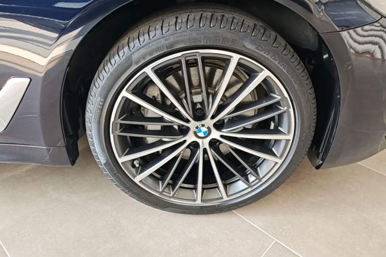 Used BMW 5 Series 2023 530Li Leading Model M Sport Package Right Front Wheel Hub