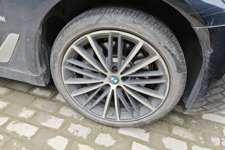 Used BMW 5 Series 2023 530Li Leading Model M Sport Package Right Front Wheel Hub