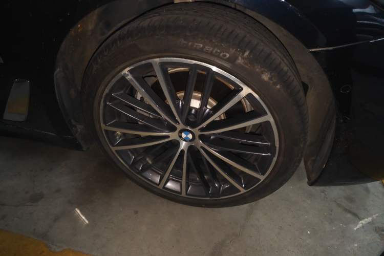 Used BMW 5 Series 2023 530Li Leading Model M Sport Package Right Front Wheel Hub