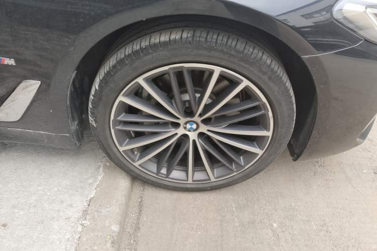 Used BMW 5 Series 2023 530Li Leading Model M Sport Package Right Front Wheel Hub