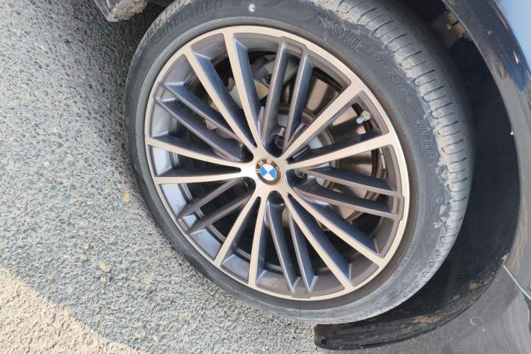 Used BMW 5 Series 2023 530Li Leading Model M Sport Package Right Front Wheel Hub