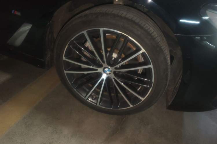 Used BMW 5 Series 2023 530Li Leading Model M Sport Package Right Front Wheel Hub