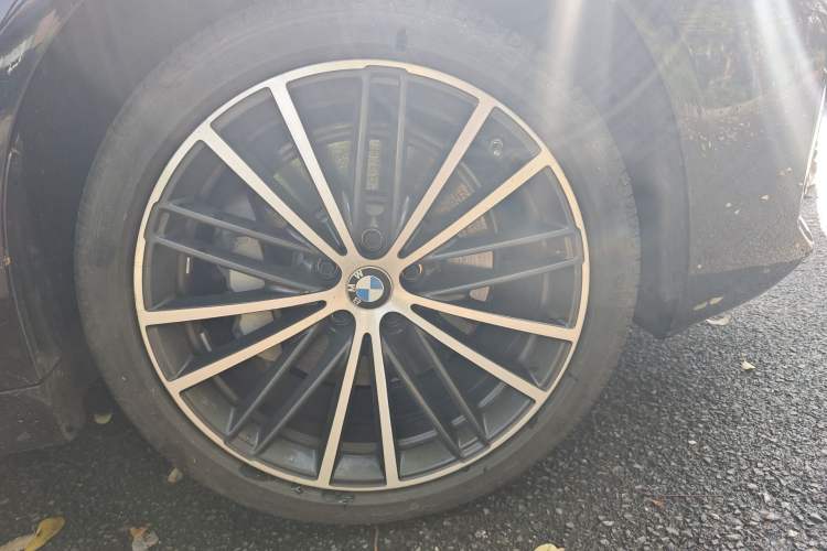 Used BMW 5 Series 2023 530Li Leading Model M Sport Package Right Front Wheel Hub
