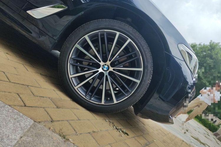 Used BMW 5 Series 2023 530Li Leading Model M Sport Package Right Front Wheel Hub
