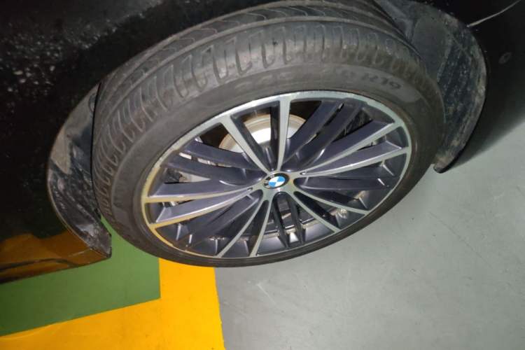 Used BMW 5 Series 2023 530Li Leading Model M Sport Package Right Front Wheel Hub