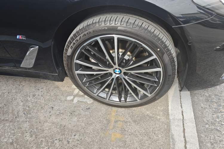 Used BMW 5 Series 2023 530Li Leading Model M Sport Package Right Front Wheel Hub