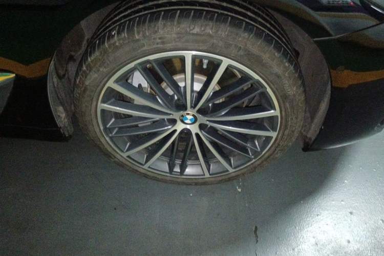 Used BMW 5 Series 2023 Restyled 530Li Leading Edition M Sport Package Right Front Wheel Hub