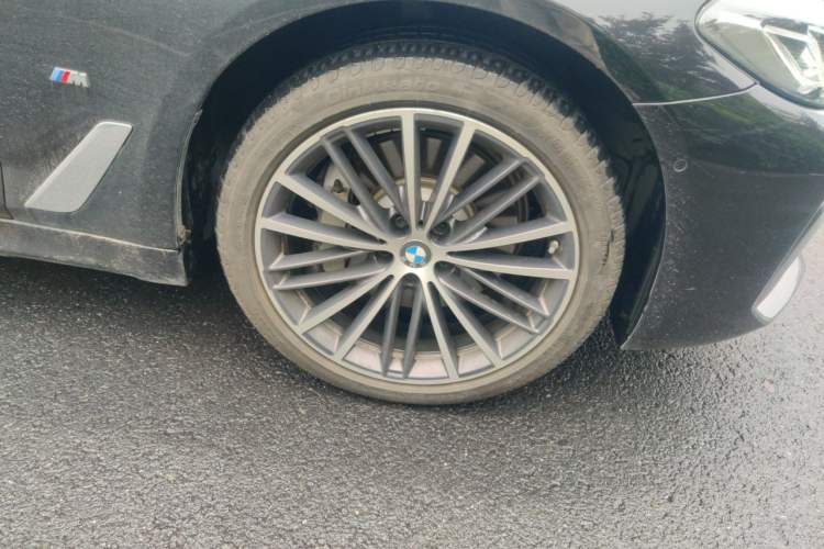 Used BMW 5 Series 2023 530Li Leading Model M Sport Package Right Front Wheel Hub