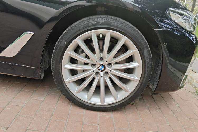 Used BMW 5 Series 2023 530Li Luxury Edition Premium Package Right Front Wheel Hub