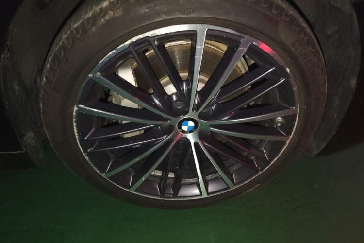 Used BMW 5 Series 2023 530Li Leading Model M Sport Package Right Front Wheel Hub