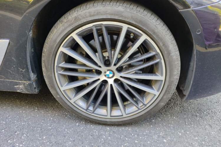 Used BMW 5 Series 2023 530Li Leading Model M Sport Package Right Front Wheel Hub