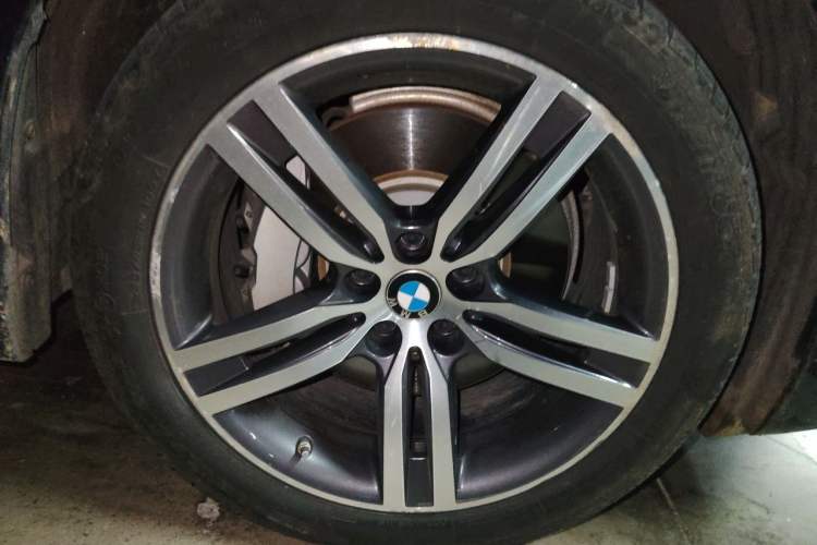 Used BMW 5 Series 2023 530Li Leading Edition Luxury Package Right Front Wheel Hub