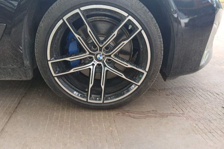 Used BMW 5 Series 2023 530Li Luxury Edition Premium Package Right Front Wheel Hub