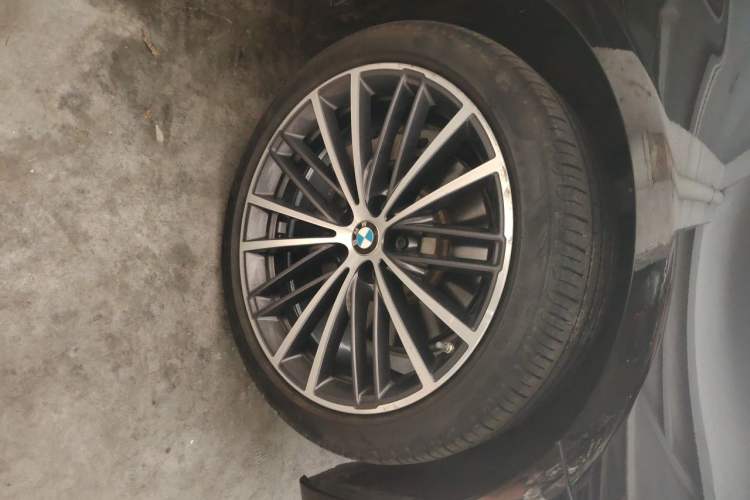 Used BMW 5 Series 2023 530Li Leading Model M Sport Package Right Front Wheel Hub