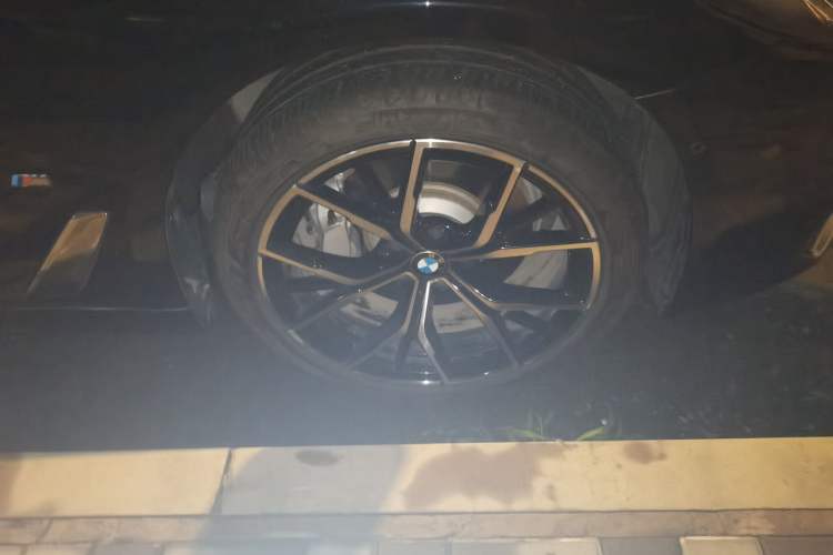 Used BMW 5 Series 2023 530Li Executive M Sport Package Right Front Wheel Hub