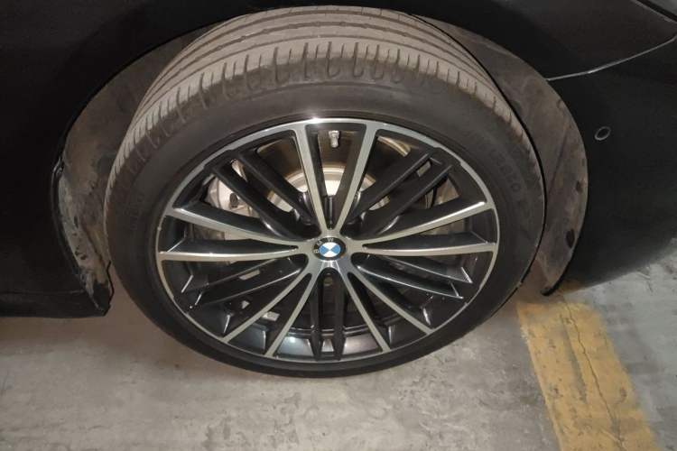 Used BMW 5 Series 2023 530Li Leading Model M Sport Package Right Front Wheel Hub