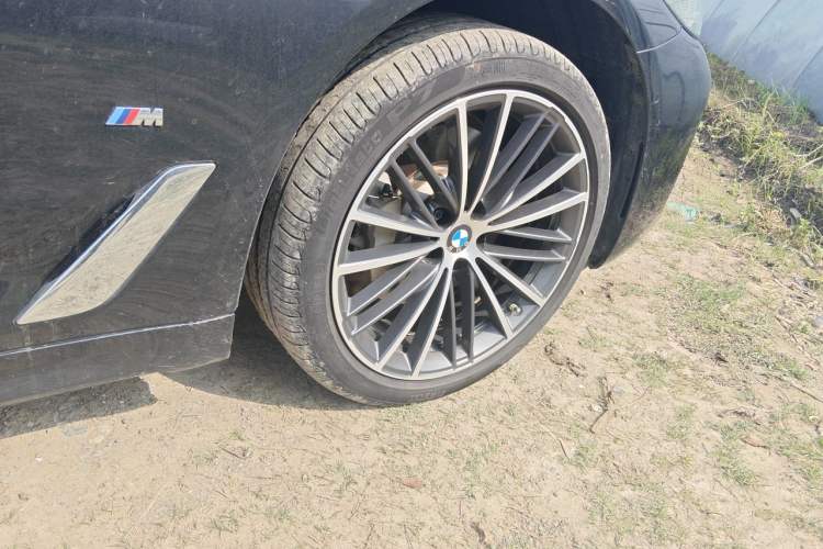 Used BMW 5 Series 2023 530Li Leading Model M Sport Package Right Front Wheel Hub